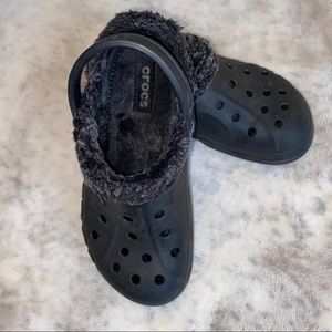 black fuzzy crocs mens